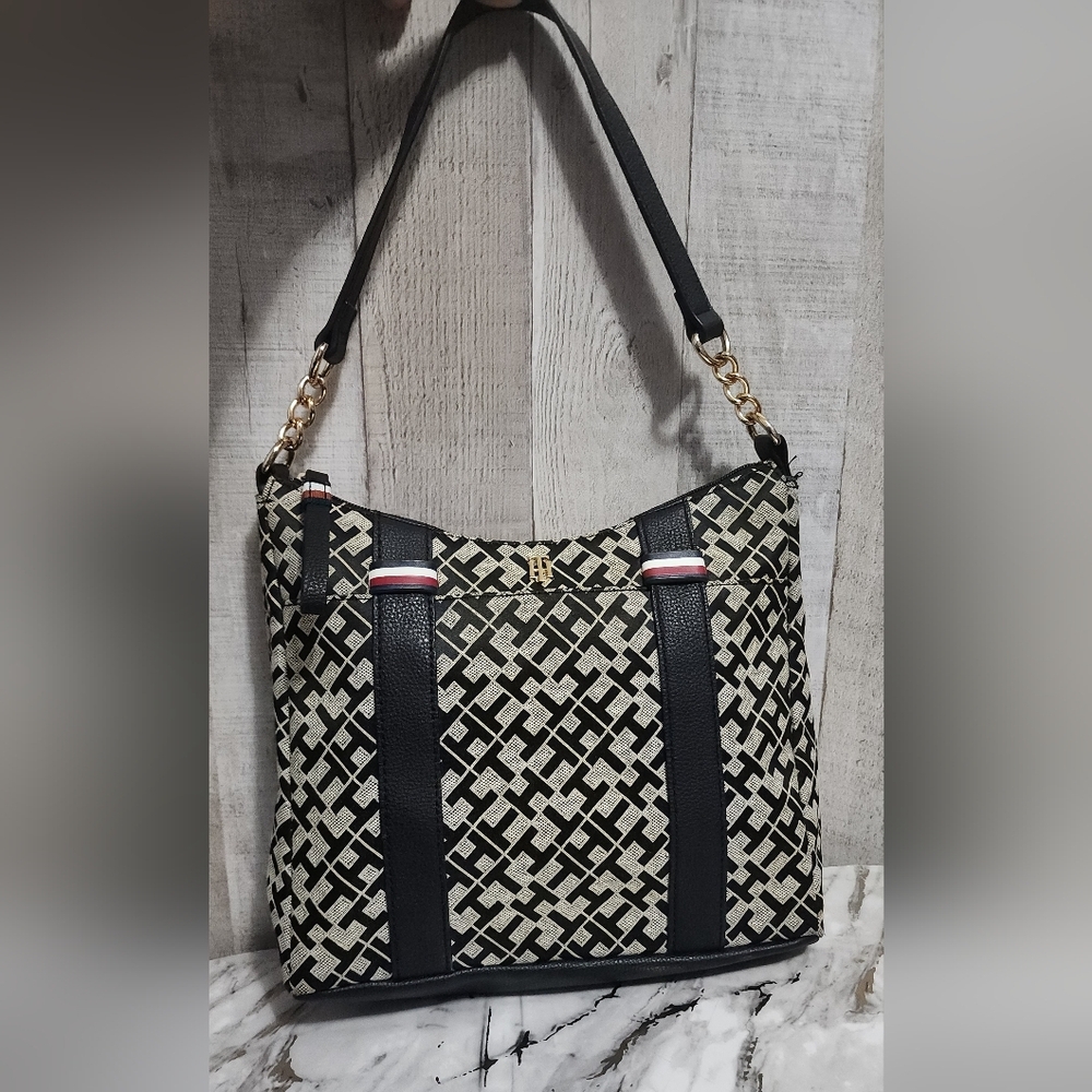 🪻NWOT Tommy Hilfiger Black & Cream Monogram Shoulder Bag w Gold Chain Accents🪻